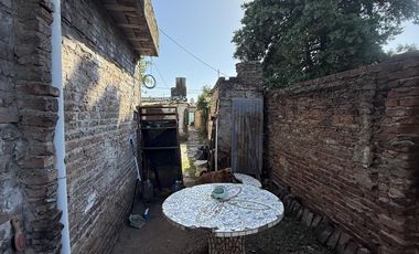 Casa + Local en  Barrio Ameghino