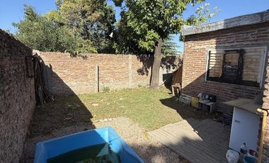 Casa + Local en  Barrio Ameghino