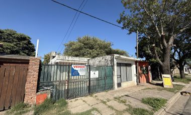 Casa + Local en  Barrio Ameghino