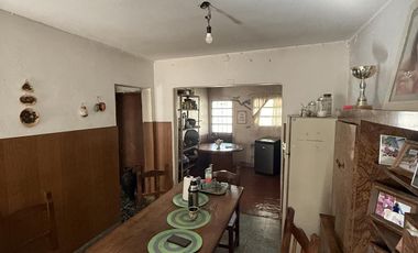 Casa + Local en  Barrio Ameghino