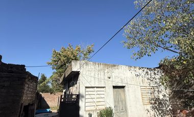 Casa + Local en  Barrio Ameghino