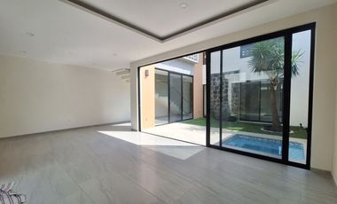 A 2 cuadras de la avenida Teopanzolco