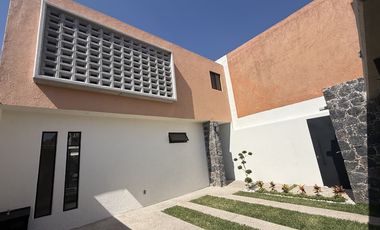 A 2 cuadras de la avenida Teopanzolco