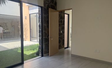 A 2 cuadras de la avenida Teopanzolco