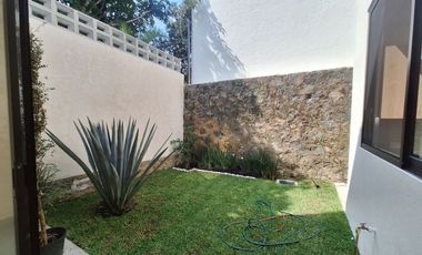 A 2 cuadras de la avenida Teopanzolco