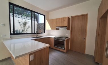 A 2 cuadras de la avenida Teopanzolco