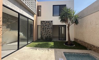 A 2 cuadras de la avenida Teopanzolco