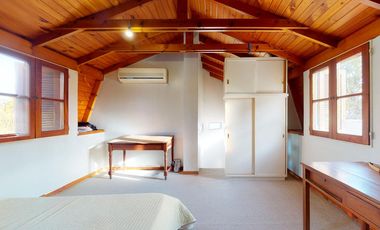 Casa  2 dormitorios parque pileta - City Bell entre caminos