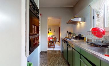 Casa  2 dormitorios parque pileta - City Bell entre caminos