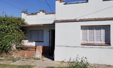 Propiedad de corte antiguo sobre 2 lotes. Necesita reformas.  Temperley Este