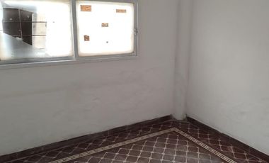 Propiedad de corte antiguo sobre 2 lotes. Necesita reformas.  Temperley Este