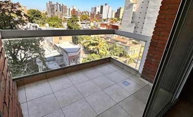 ALQUILER! Amplio departamento de 1 dormitorio en Próspero García al 100, zona Parque 9 de Julio