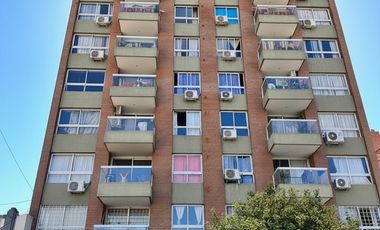 ALQUILER! Amplio departamento de 1 dormitorio en Próspero García al 100, zona Parque 9 de Julio