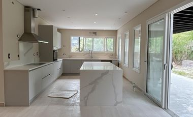 Alquiler Anual Casa a Estrenar, Impecable, Excelente Calidad Lote interno