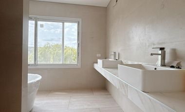 Alquiler Anual Casa a Estrenar, Impecable, Excelente Calidad Lote interno