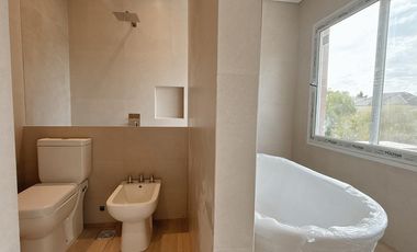 Alquiler Anual Casa a Estrenar, Impecable, Excelente Calidad Lote interno