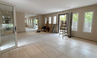 Alquiler Anual Casa a Estrenar, Impecable, Excelente Calidad Lote interno