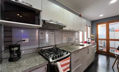 Duplex penthouse de 4 dormitorios, 3 baños, terraza y cochera