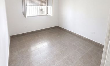 Casa en alquiler Parque Montecristo 2 dormitorios cochera y patio