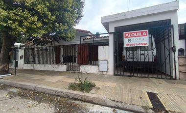 Casa en alquiler Parque Montecristo 2 dormitorios cochera y patio