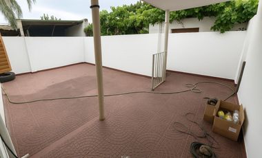 Casa en alquiler Parque Montecristo 2 dormitorios cochera y patio