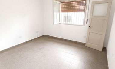 Casa en alquiler Parque Montecristo 2 dormitorios cochera y patio