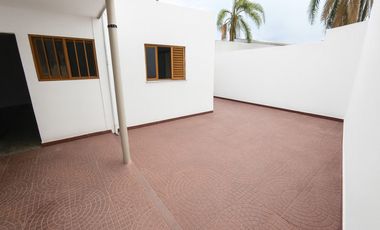 Casa en alquiler Parque Montecristo 2 dormitorios cochera y patio