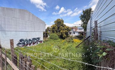 En pleno centro comercial y a media cuadra de tres supermercados