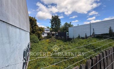 En pleno centro comercial y a media cuadra de tres supermercados