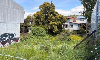 En pleno centro comercial y a media cuadra de tres supermercados