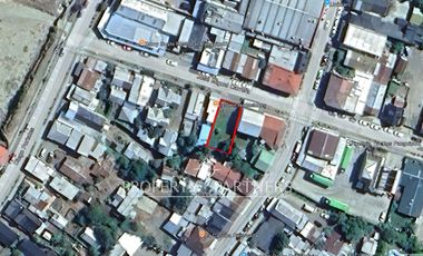 En pleno centro comercial y a media cuadra de tres supermercados