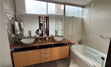 Apartamento duplex con vista verde, sector Tesoro - Poblado