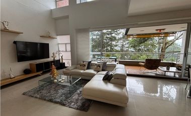 Apartamento duplex con vista verde, sector Tesoro - Poblado