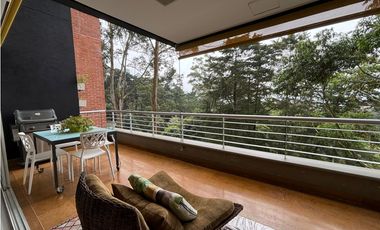 Apartamento duplex con vista verde, sector Tesoro - Poblado