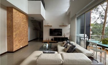 Apartamento duplex con vista verde, sector Tesoro - Poblado