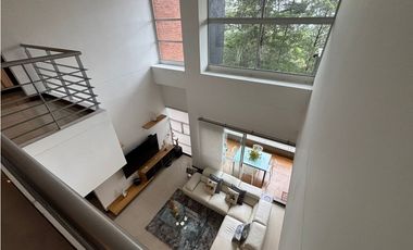 Apartamento duplex con vista verde, sector Tesoro - Poblado