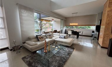 Apartamento duplex con vista verde, sector Tesoro - Poblado