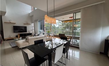 Apartamento duplex con vista verde, sector Tesoro - Poblado