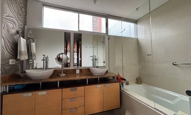 Apartamento duplex con vista verde, sector Tesoro - Poblado