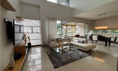 Apartamento duplex con vista verde, sector Tesoro - Poblado