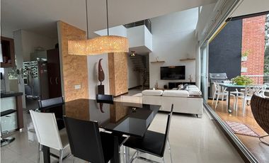 Apartamento duplex con vista verde, sector Tesoro - Poblado