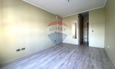 Departamento con estacionamiento y 2 dormitorios.