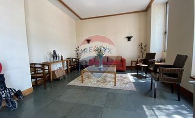 Departamento con estacionamiento y 2 dormitorios.