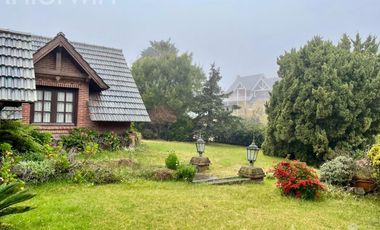 Casa - 6 ambientes jardin - CARILO - VENTA