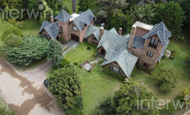 Casa - 6 ambientes jardin - CARILO - VENTA