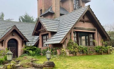 Casa - 6 ambientes jardin - CARILO - VENTA