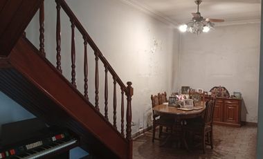 Casa en esquina, con potencial comercial!