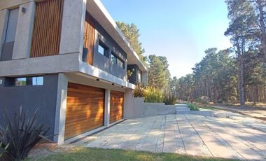 Casa en venta - 4 Dormitorios 4 Baños - Pinamar