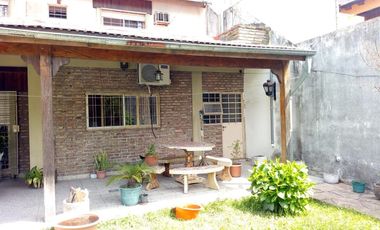 Chalet de 5 ambientes con cochera y gran jardín