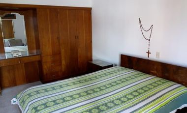 Chalet de 5 ambientes con cochera y gran jardín